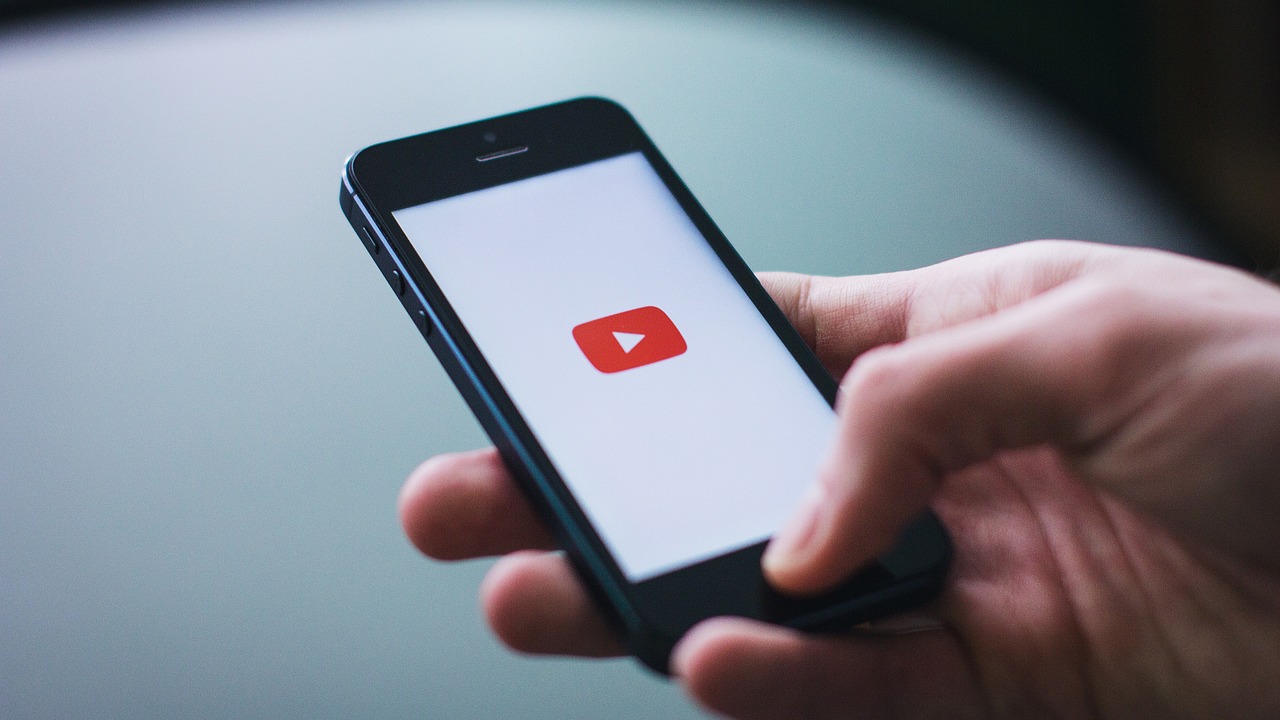 Les implications juridiques de l'achat de vues sur YouTube pour les entreprises et les marques