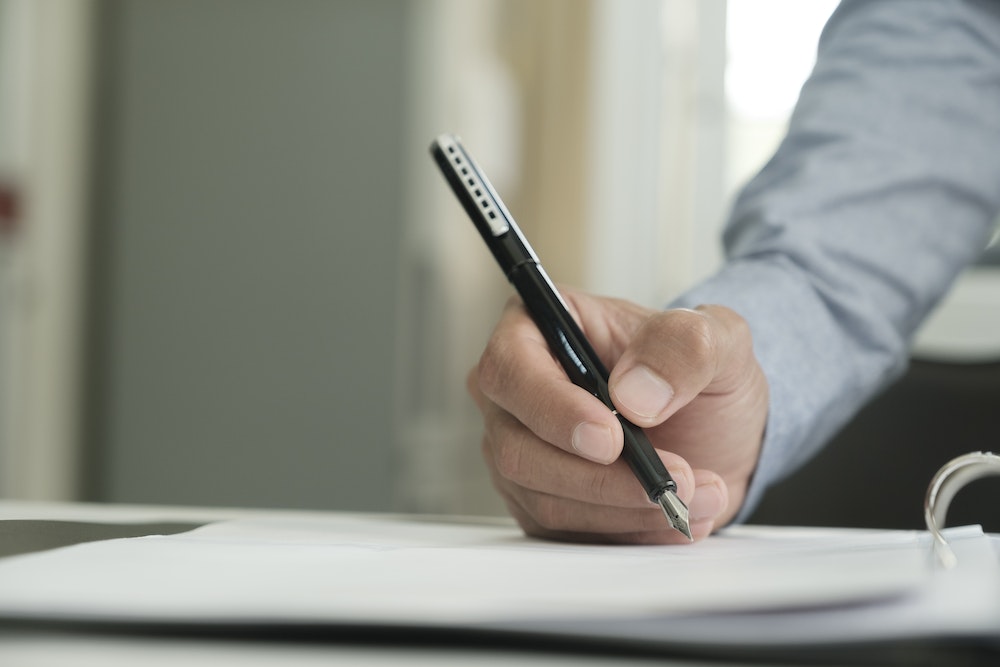 Implications juridiques des contrats de travail : Un regard d'expert sur les obligations et responsabilités