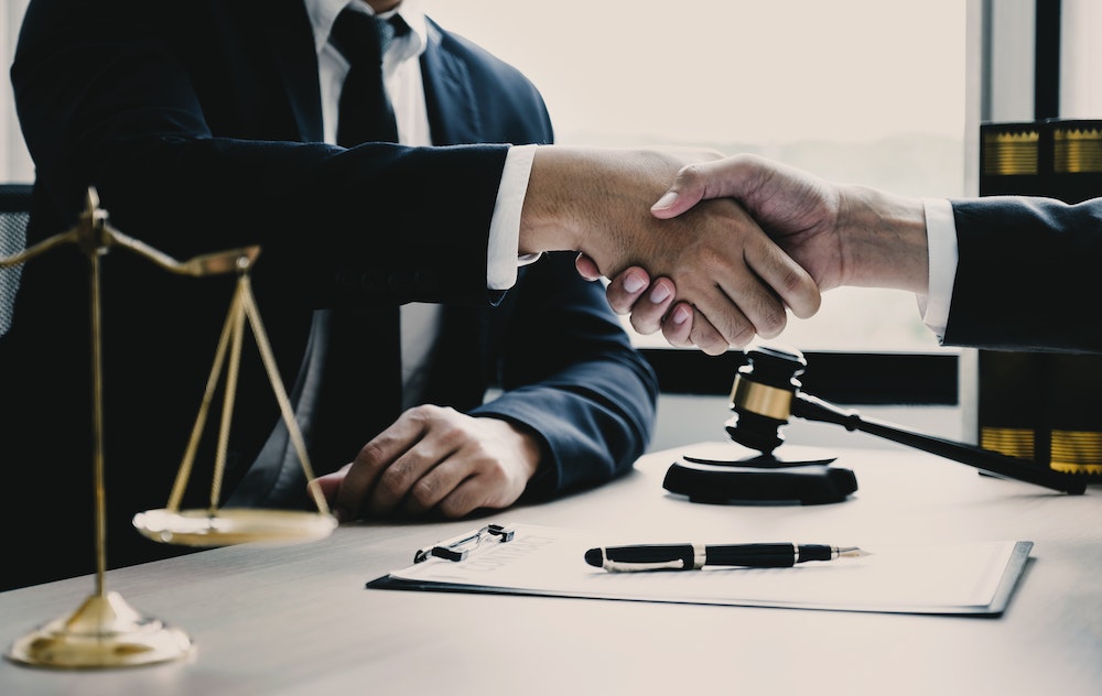 Aspects juridiques de la reprise d'entreprise : les étapes clés pour un processus réussi