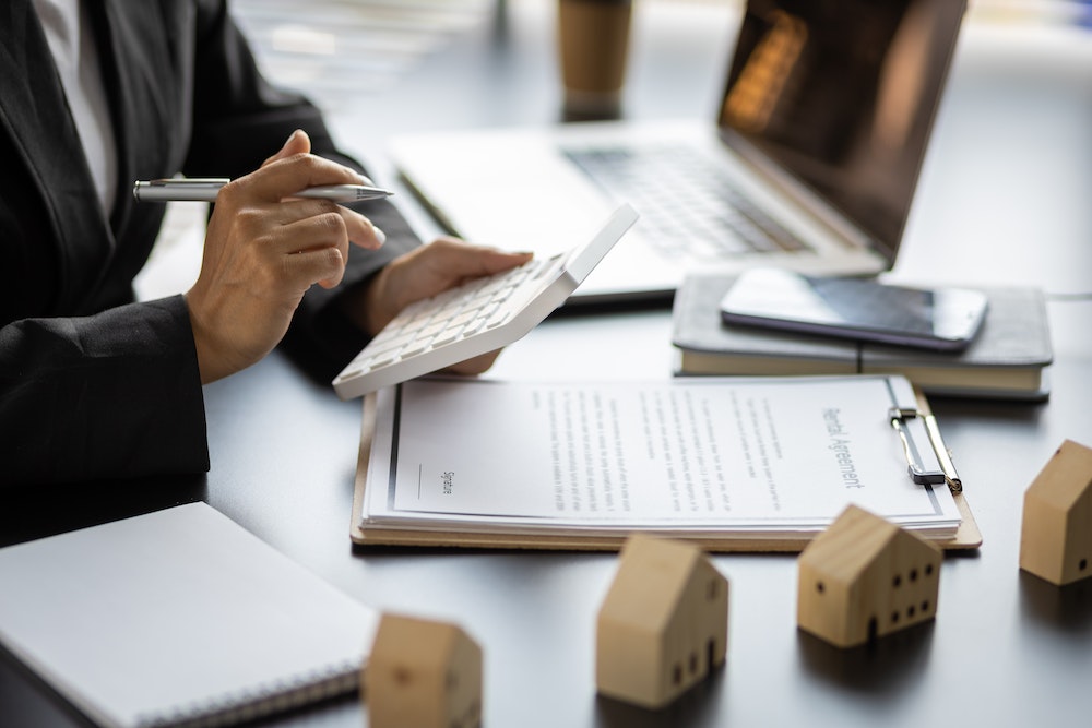 La loi Hoguet et l'estimation immobilière : un cadre légal essentiel pour les professionnels et les particuliers
