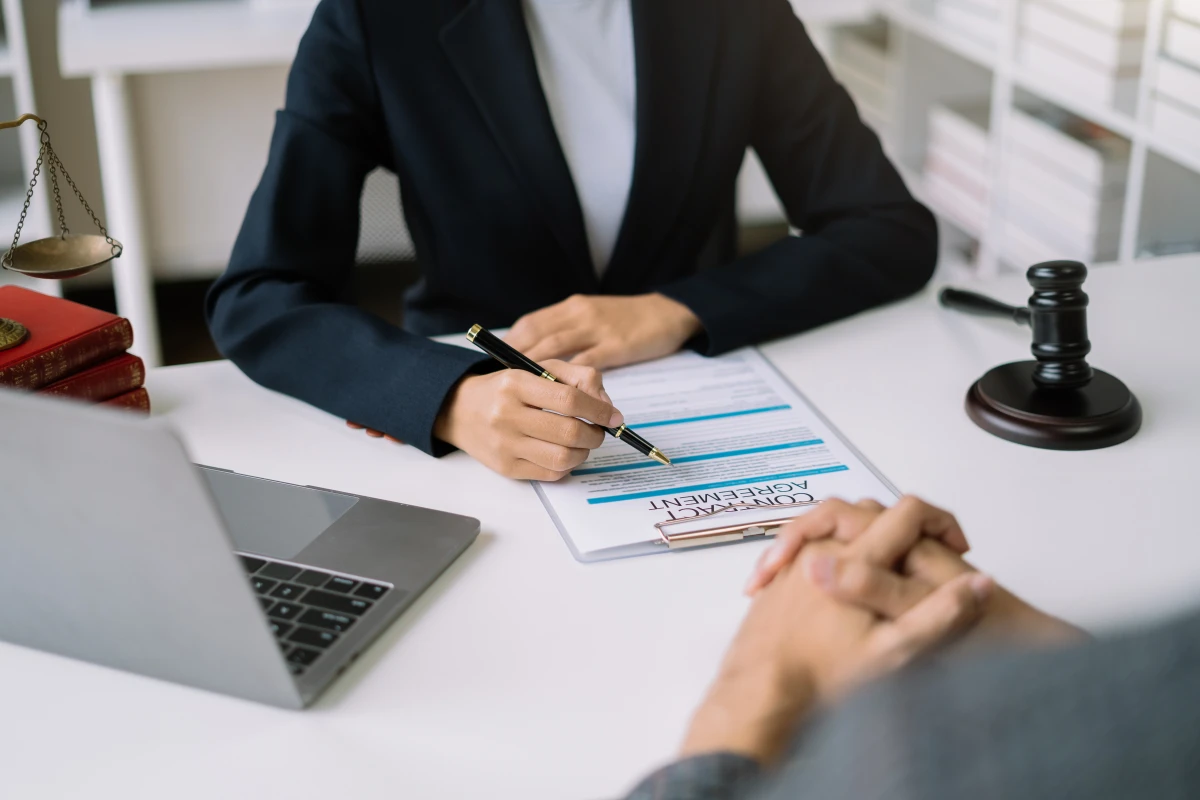 Le Dol en Droit des Contrats : Analyse et Conséquences