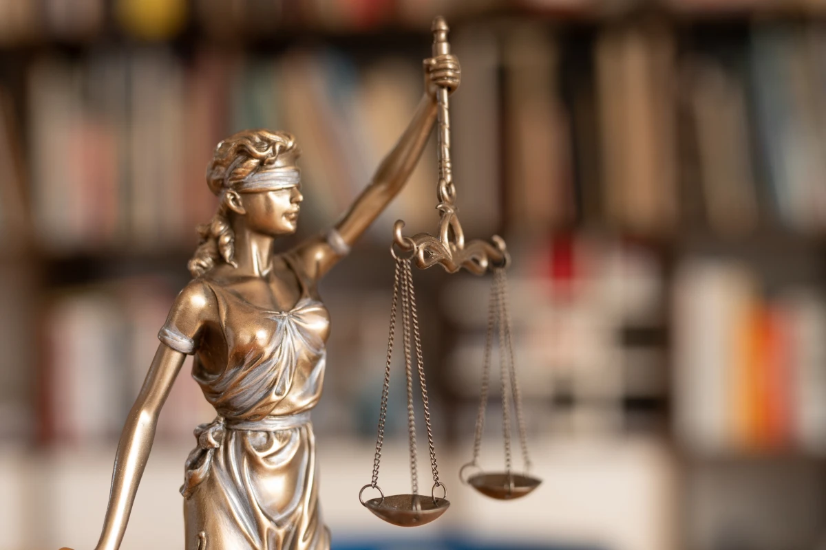 Comprendre les infractions et sanctions pénales : Guide complet pour naviguer dans le système judiciaire français